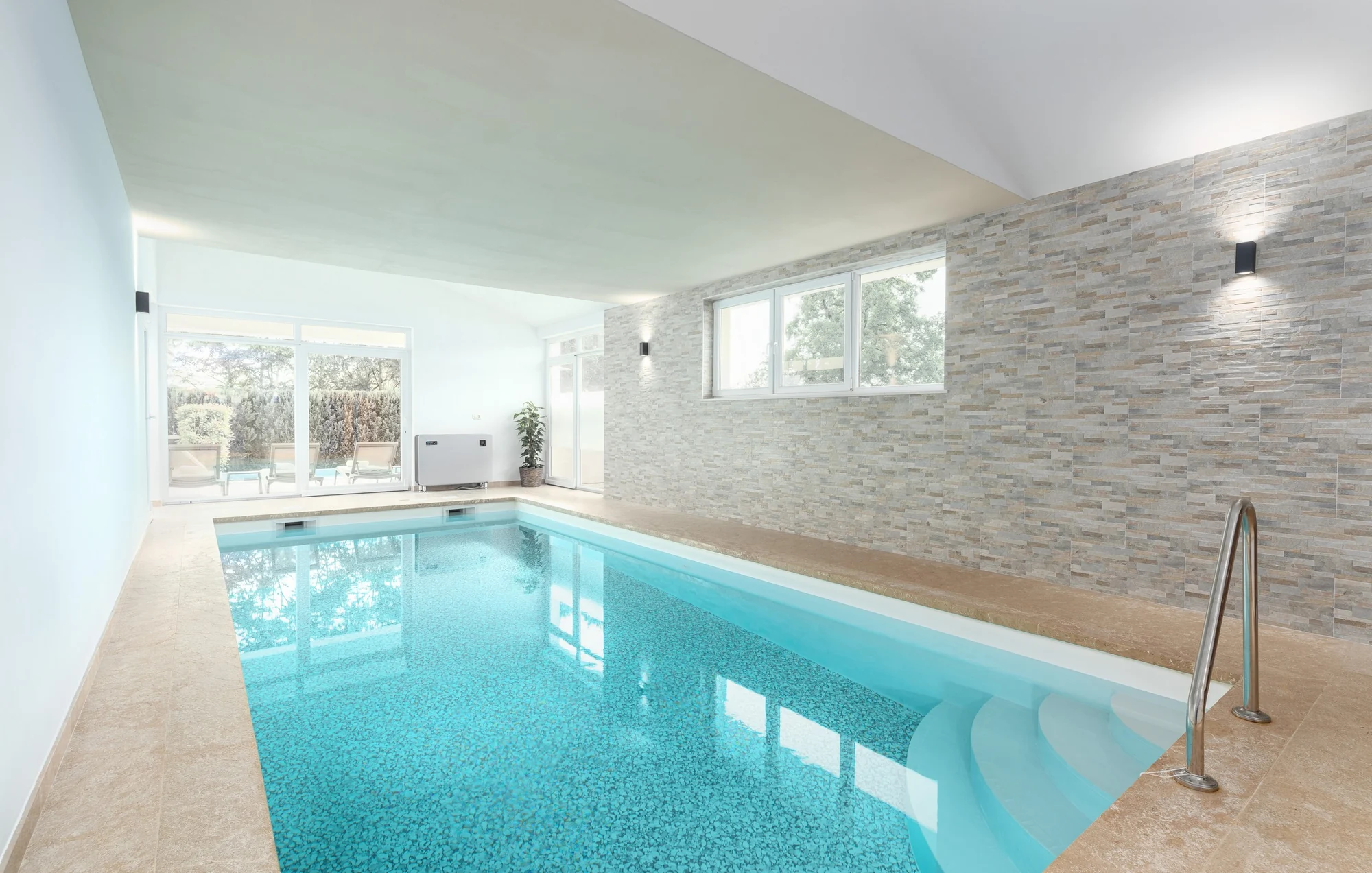 Beheizbarer Indoor-Pool im privaten Wellnessbereich der Villa Kate