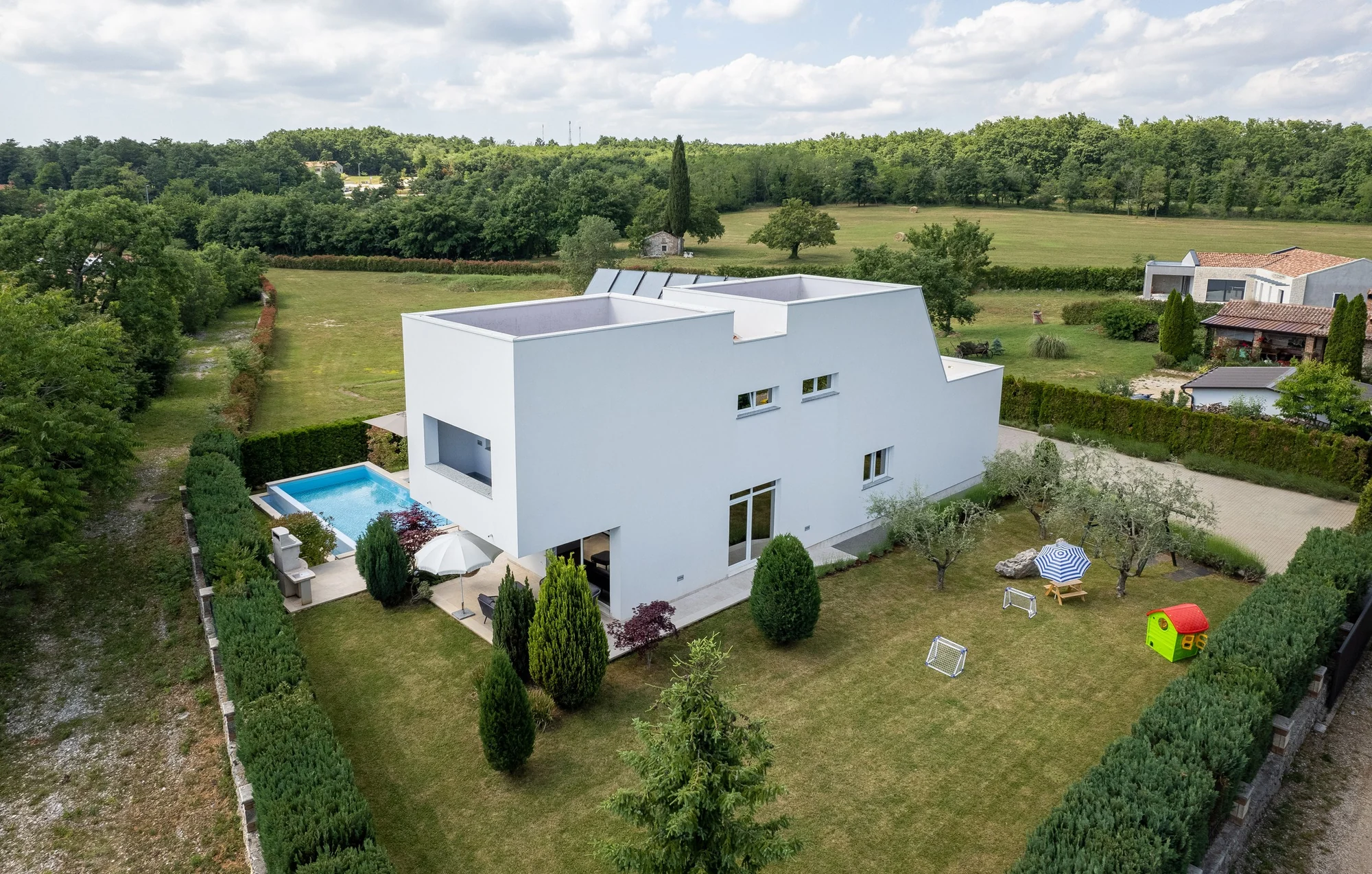 Luftaufnahme der Villa und ihrer grünen Umgebung