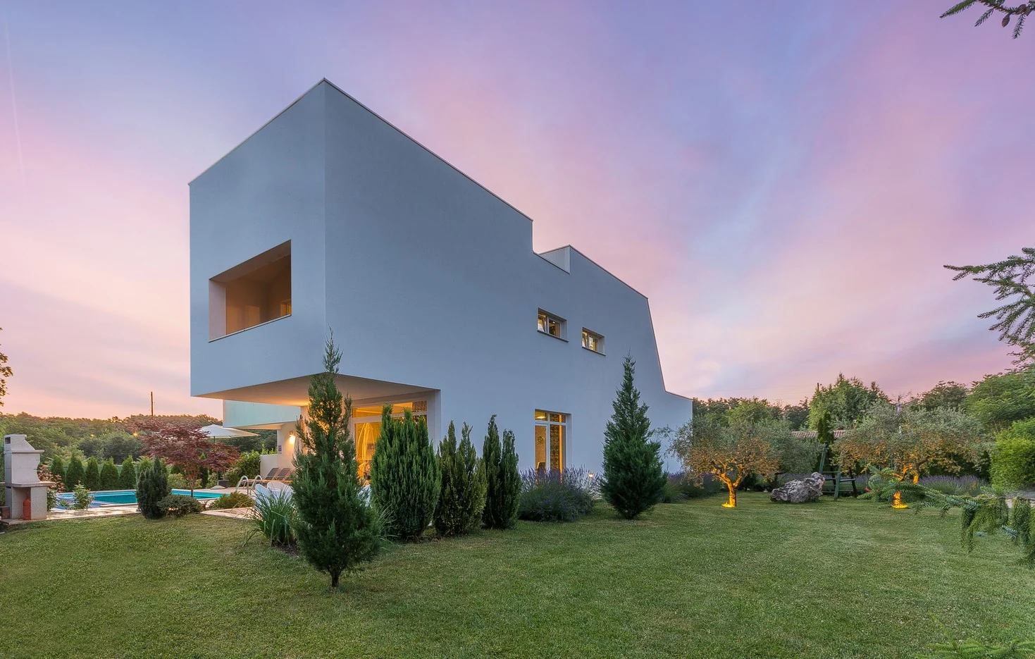 Villa Kate und Garten im rosa Abendlicht